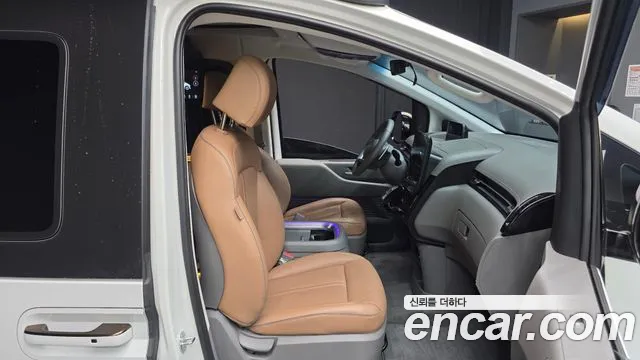 Hyundai Staria 2023 thumb 5