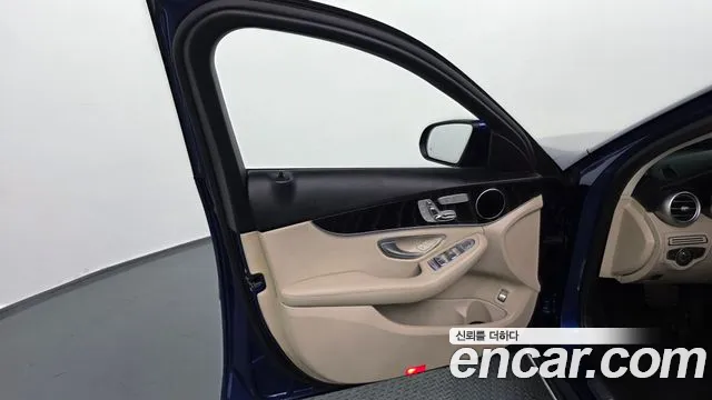 Mercedes-Benz C-Class 2019 thumb 11