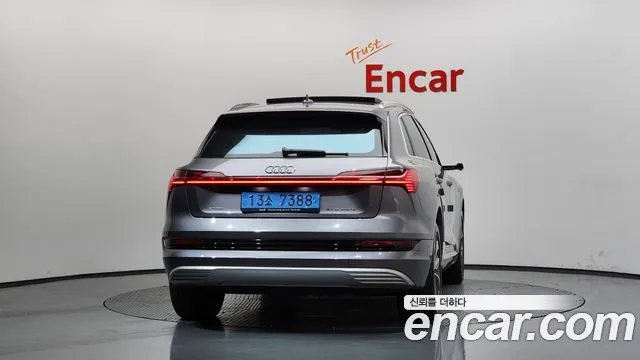Audi e-tron 2020 thumb 4