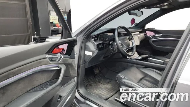 Audi e-tron 2020 thumb 11