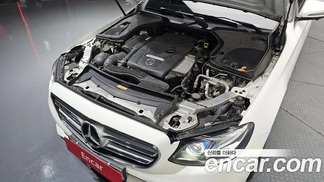 Mercedes-Benz E-Class 2016 thumb 11