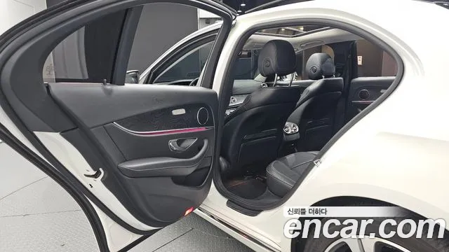 Mercedes-Benz E-Class 2016 thumb 7