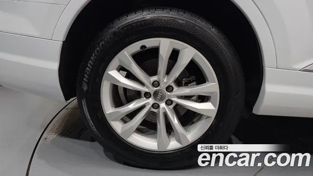 Audi Q7 2019 thumb 10