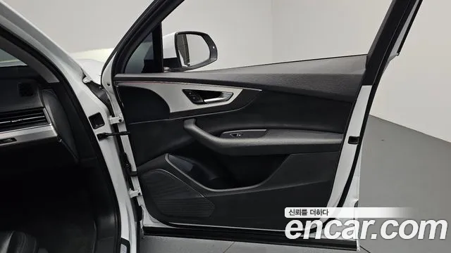 Audi Q7 2019 thumb 2