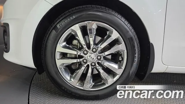 Kia Carnival 2015 thumb 10