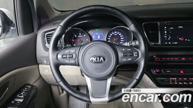 Kia Carnival 2015 thumb 6