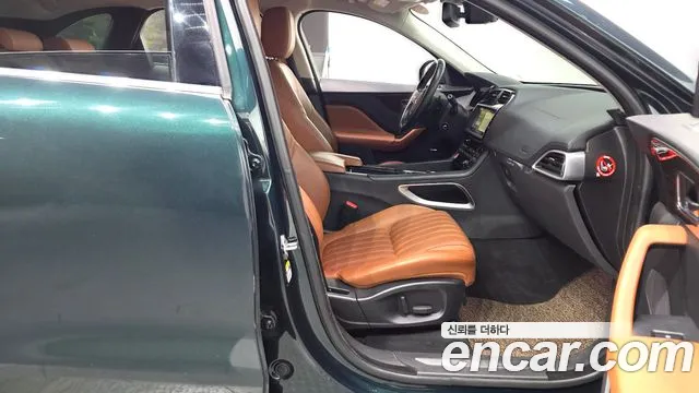 Jaguar F-Pace 2017 thumb 11