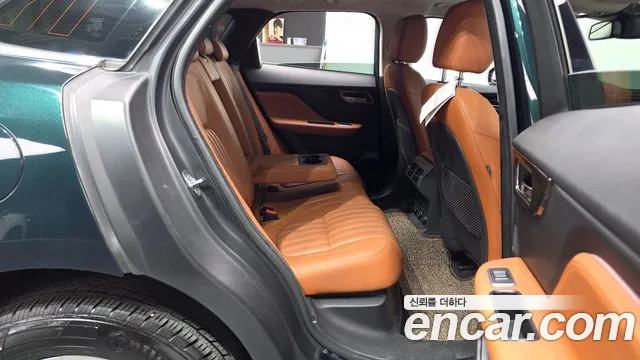 Jaguar F-Pace 2017 thumb 9