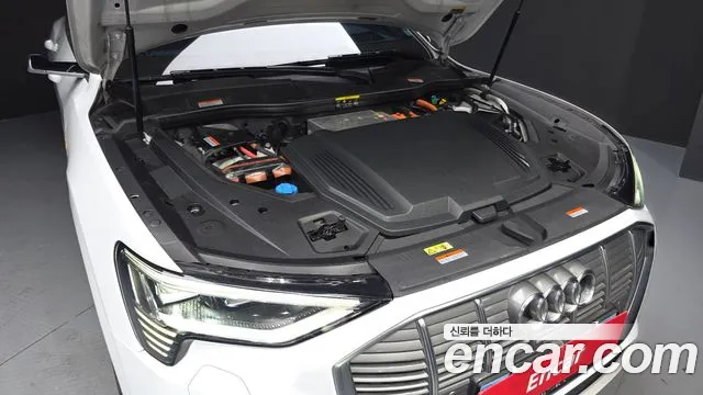 Audi e-tron 2020 thumb 10