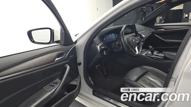 BMW 5 серии 2018 thumb 10