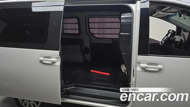 Hyundai Staria 2023 thumb 6