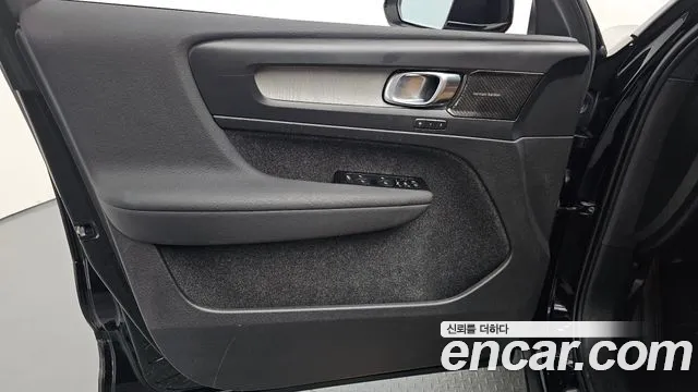 Volvo XC40 2022 thumb 4