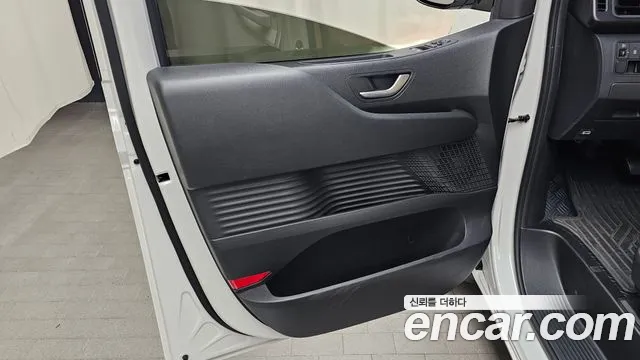 Hyundai Staria 2023 thumb 5