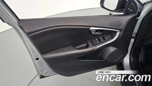Volvo V40 Cross Country 2019 thumb 3