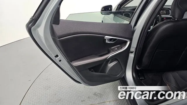 Volvo V40 Cross Country 2019 thumb 2