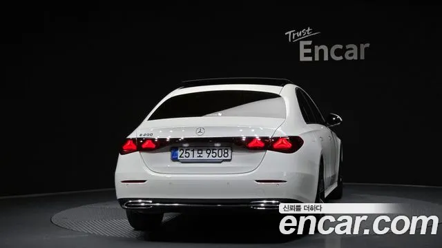 Mercedes-Benz E-Class 2025 thumb 4