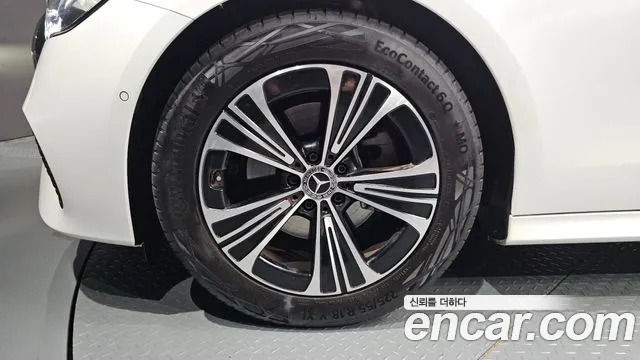Mercedes-Benz E-Class 2025 thumb 12