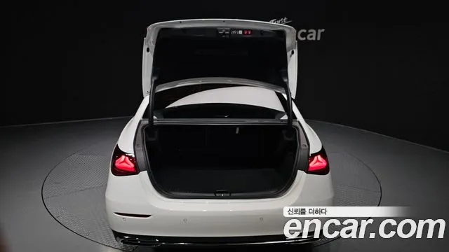 Mercedes-Benz E-Class 2025 thumb 8