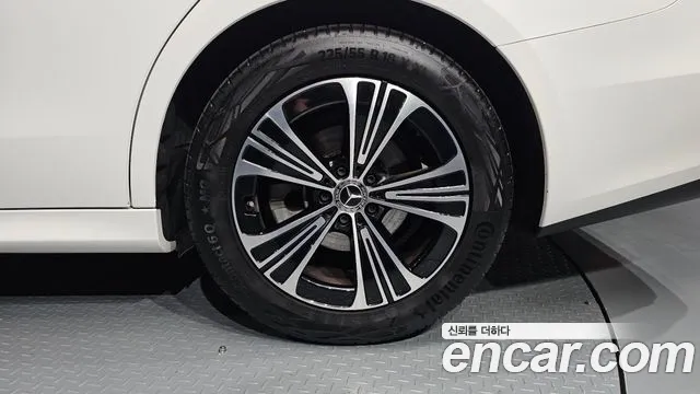 Mercedes-Benz E-Class 2025 thumb 3