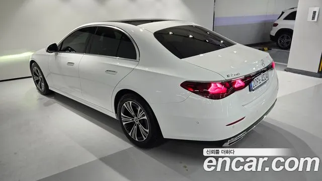 Mercedes-Benz E-Class 2025 thumb 9