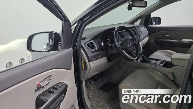 Kia Carnival 2017 thumb 12