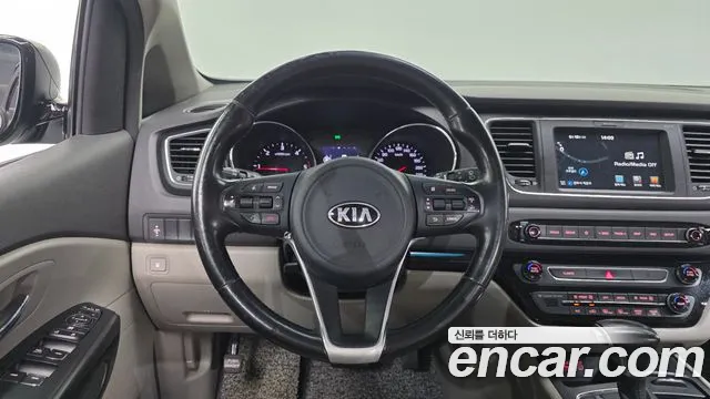 Kia Carnival 2017 thumb 2