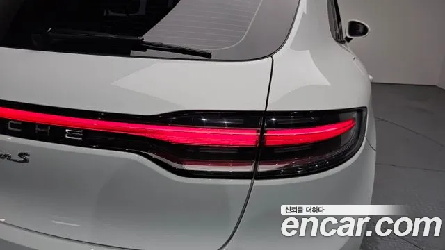Porsche Macan 2021 thumb 11