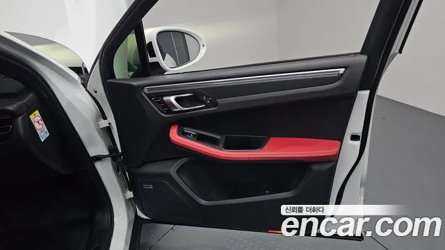 Porsche Macan 2021 thumb 12