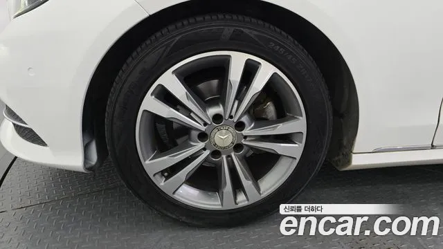 Mercedes-Benz E-Class 2013 thumb 11