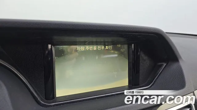Mercedes-Benz E-Class 2013 thumb 10