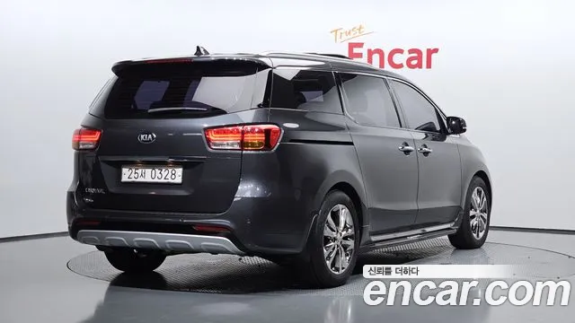 Kia Carnival 2015 thumb 6