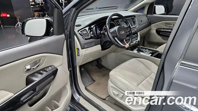 Kia Carnival 2015 thumb 12