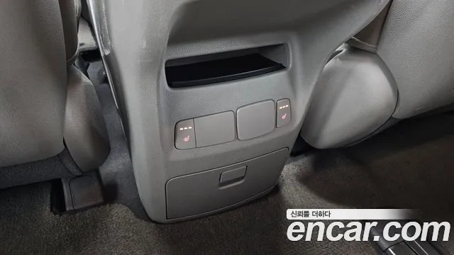 Kia Carnival 2015 thumb 10