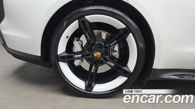 Porsche Taycan 2023 thumb 12