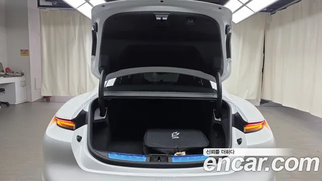 Porsche Taycan 2023 thumb 2