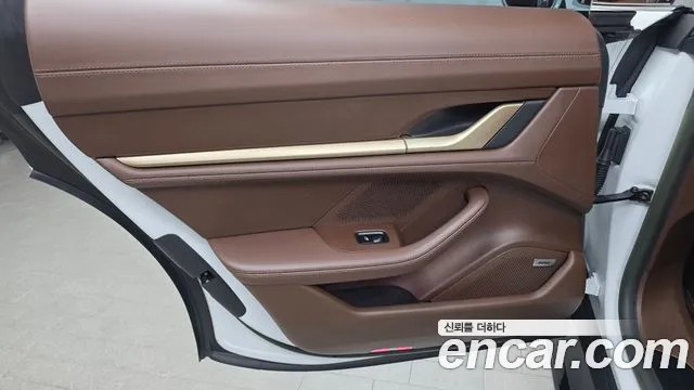 Porsche Taycan 2023 thumb 10