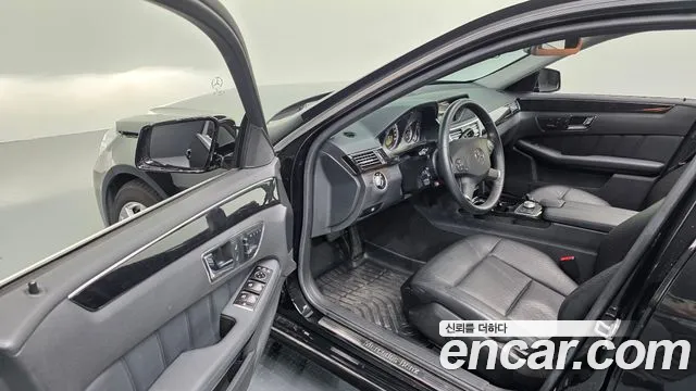 Mercedes-Benz E-Class 2011 thumb 12