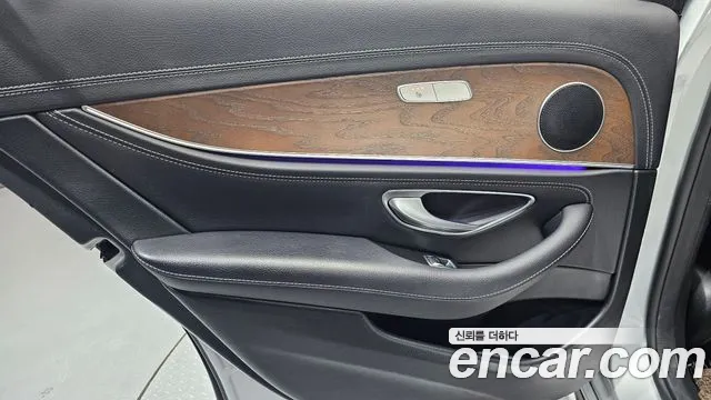Mercedes-Benz E-Class 2019 thumb 12