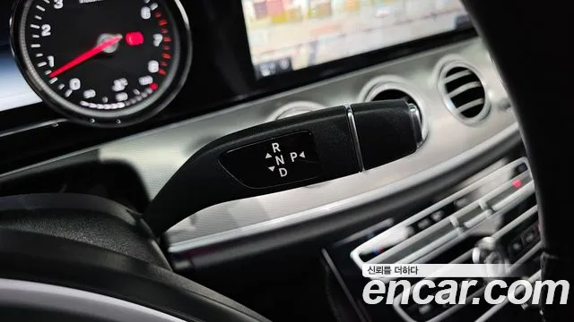 Mercedes-Benz E-Class 2017 thumb 2