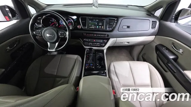 Kia Carnival 2015 thumb 10
