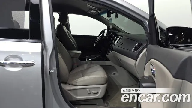 Kia Carnival 2015 thumb 8