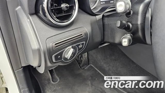 Mercedes-Benz C-Class 2018 thumb 2