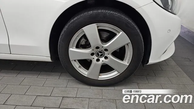 Mercedes-Benz C-Class 2018 thumb 3
