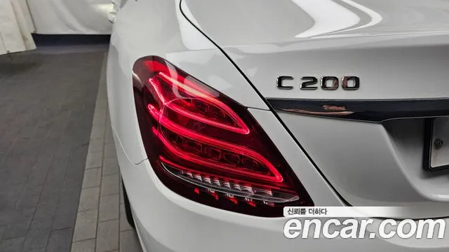 Mercedes-Benz C-Class 2018 thumb 4