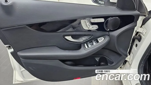 Mercedes-Benz C-Class 2018 thumb 8