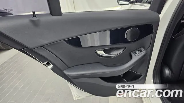 Mercedes-Benz C-Class 2018 thumb 5