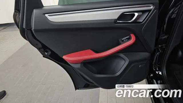 Porsche Macan 2023 thumb 2