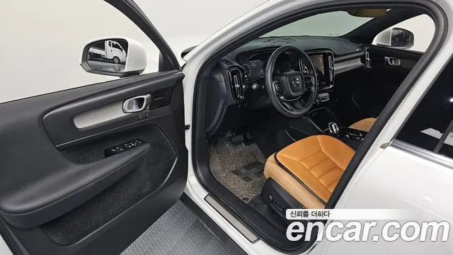 Volvo XC40 2021 thumb 3