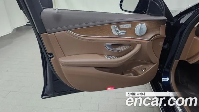 Mercedes-Benz E-Class 2019 thumb 8