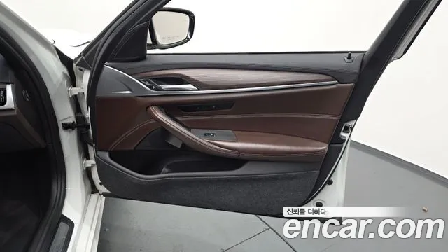 BMW 5 серии 2017 thumb 3